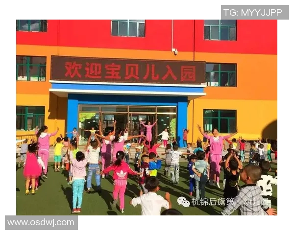 足球明星携子观赛温馨时刻父爱满满展现家庭与事业完美平衡